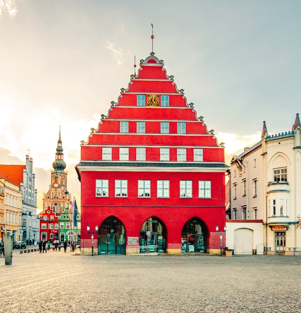 Hansestadt Greifswald Die altehrwürdige Hanse- und Universitätsstadt Greifswald – Geburtsstadt des bedeutendsten Malers der Romantik, Caspar David Friedrich – ist nur 15 Autominuten von Vierow entfernt.