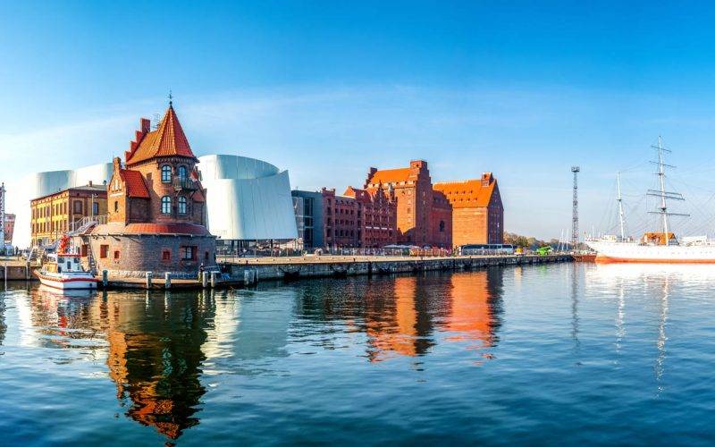 Hanstestadt Stralsund Mit ca. 50 km Entfernung befindet sich die Hansestadt Stralsund etwas weiter weg, aber dafür lohnt sich jeder Kilometer!